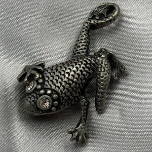Vintage Silver Tone Frog Brooch with Crystal Eyes – Textured Articulated Style